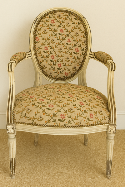 Paire de Fauteuils Époque Louis XVI en Bois Naturel Laqué Crème