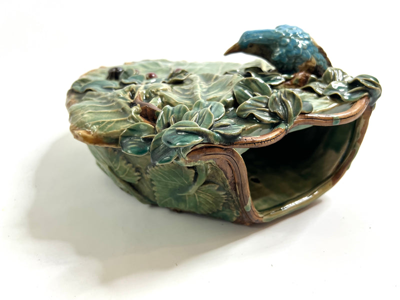 Jardinière Murale en Barbotine – Feuille, Oiseau & Scarabée – France, Fin XIXᵉ