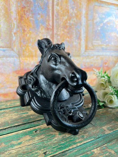 Grande attache murale équestre – Tête de cheval en fonte signée Camion Frères – Fin du XIXᵉ siècle