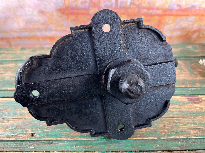 Grande attache murale équestre – Tête de cheval en fonte signée Camion Frères – Fin du XIXᵉ siècle