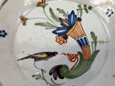 Assiette en faience de Nevers décor l'oiseau à la corne d'abondance du 18eme