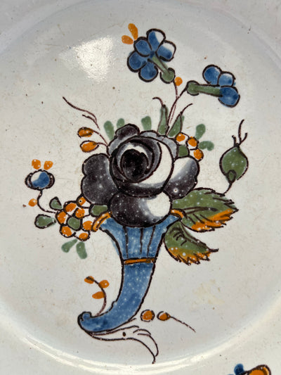 Assiette en faience de La Rochelle 18eme décor corne d'abondance à la rose noire