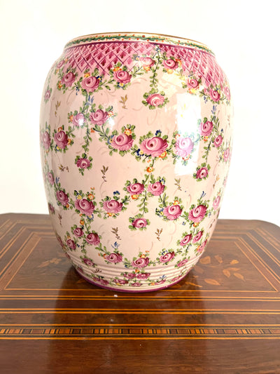 Vase à décor de rose en faience de Clamecy