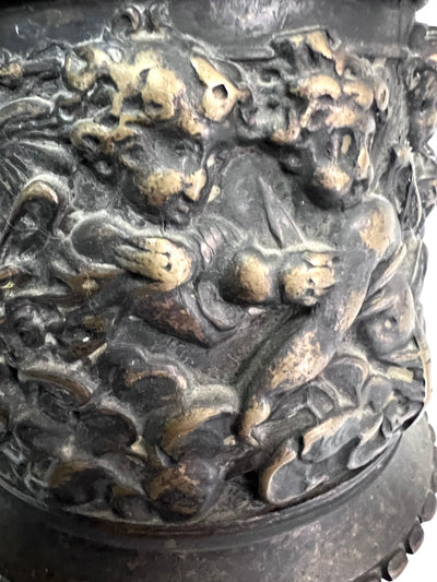 Grande cloche murale ancienne en bronze, décor d’angelots en repoussé – XIXe