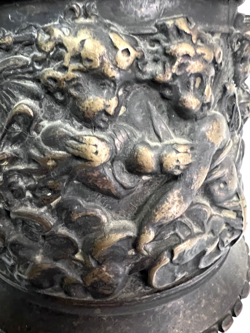 Grande cloche murale ancienne en bronze, décor d’angelots en repoussé – XIXe