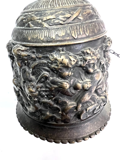 Grande cloche murale ancienne en bronze, décor d’angelots en repoussé – XIXe