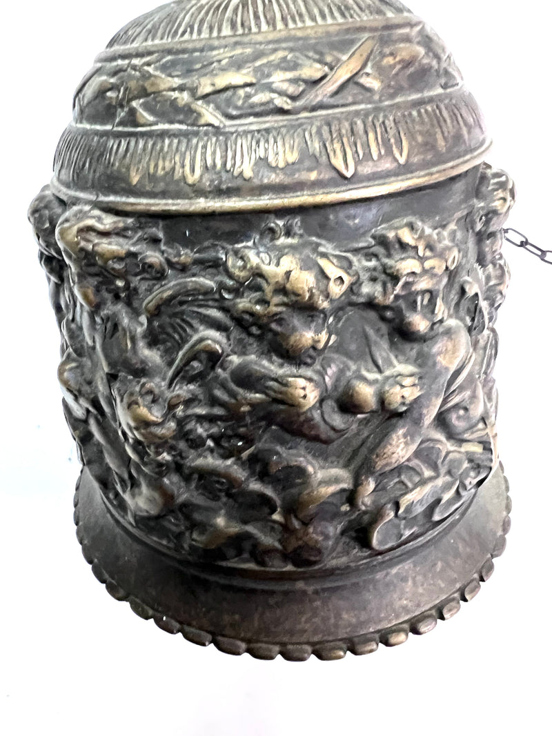 Grande cloche murale ancienne en bronze, décor d’angelots en repoussé – XIXe