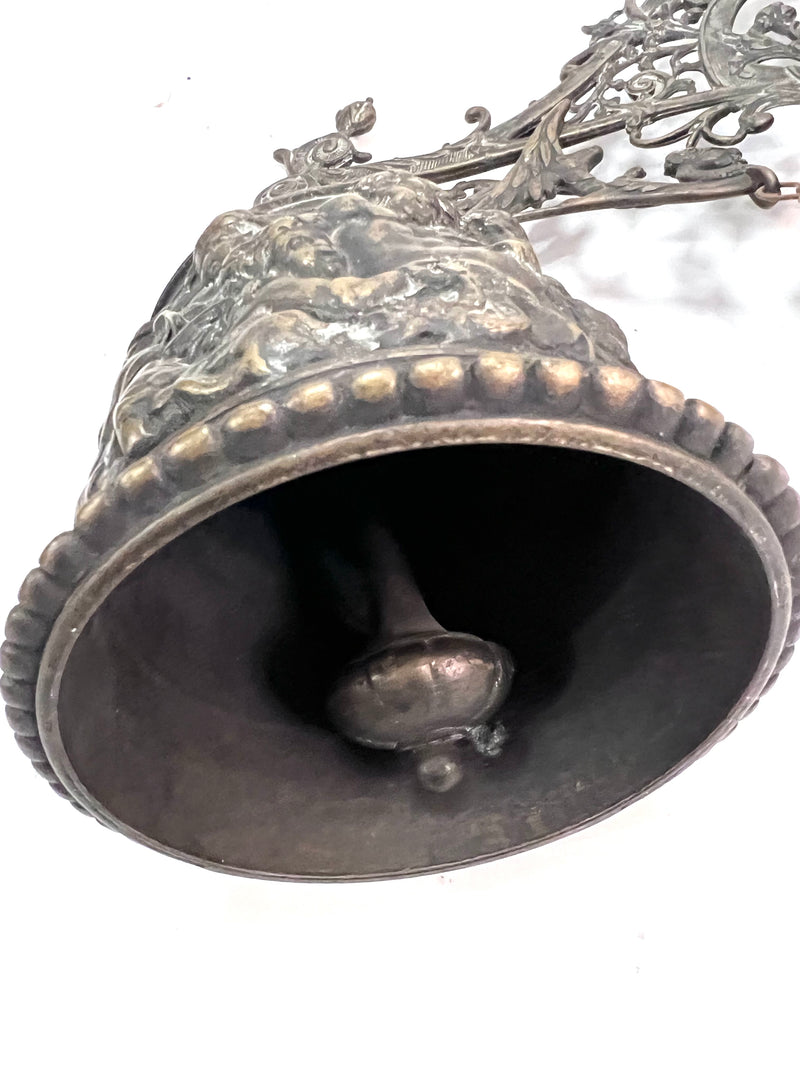 Grande cloche murale ancienne en bronze, décor d’angelots en repoussé – XIXe