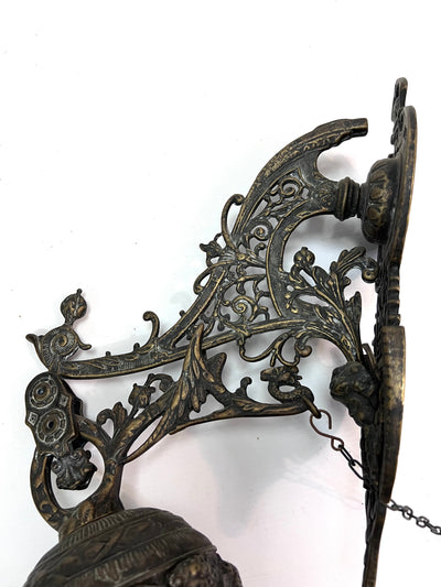 Grande cloche murale ancienne en bronze, décor d’angelots en repoussé – XIXe