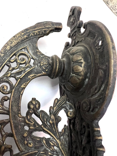 Grande cloche murale ancienne en bronze, décor d’angelots en repoussé – XIXe