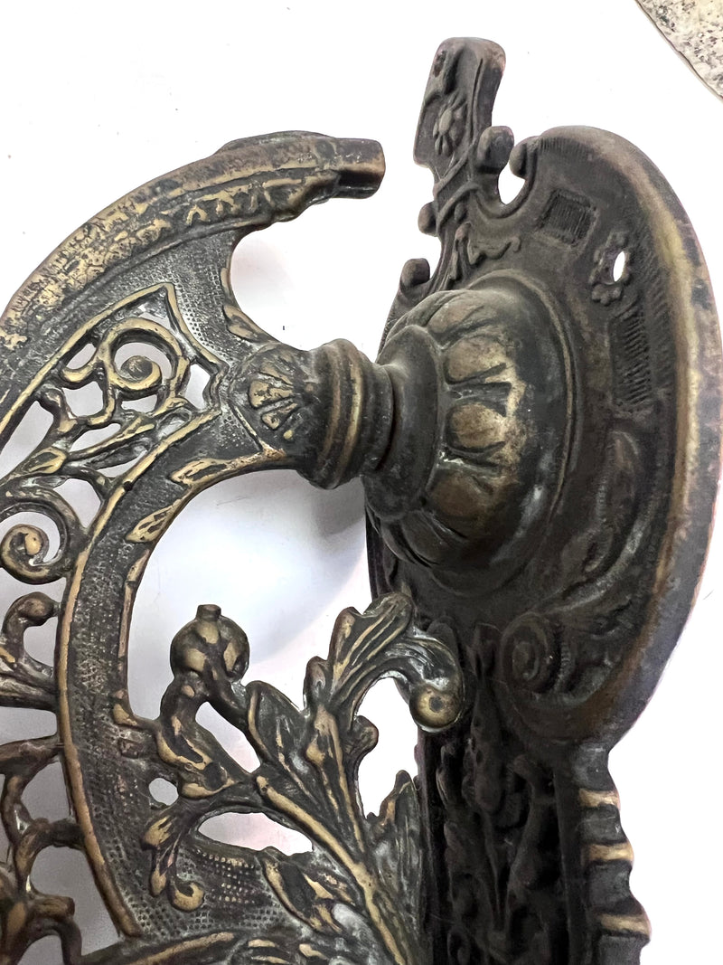 Grande cloche murale ancienne en bronze, décor d’angelots en repoussé – XIXe