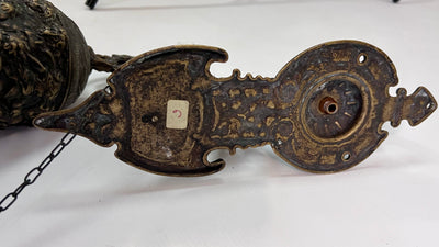 Grande cloche murale ancienne en bronze, décor d’angelots en repoussé – XIXe