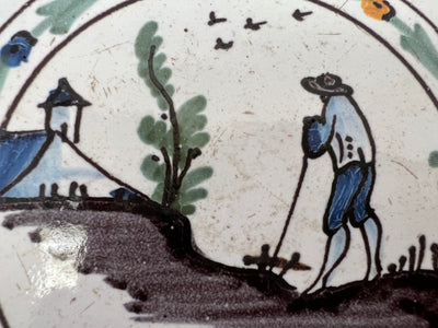 assiette Nevers ou Ancy le Franc à décor d'un paysan au baton près de sa maison