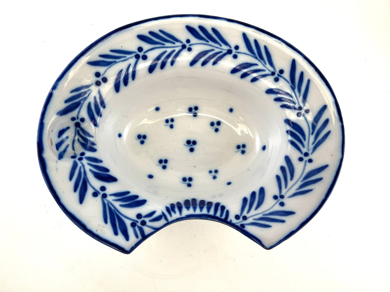 Plat à barbe blanc et bleu en faience de Saint Clement 19eme