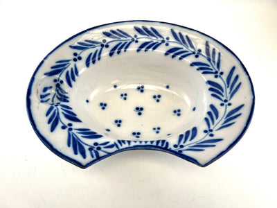 Plat à barbe blanc et bleu en faience de Saint Clement 19eme