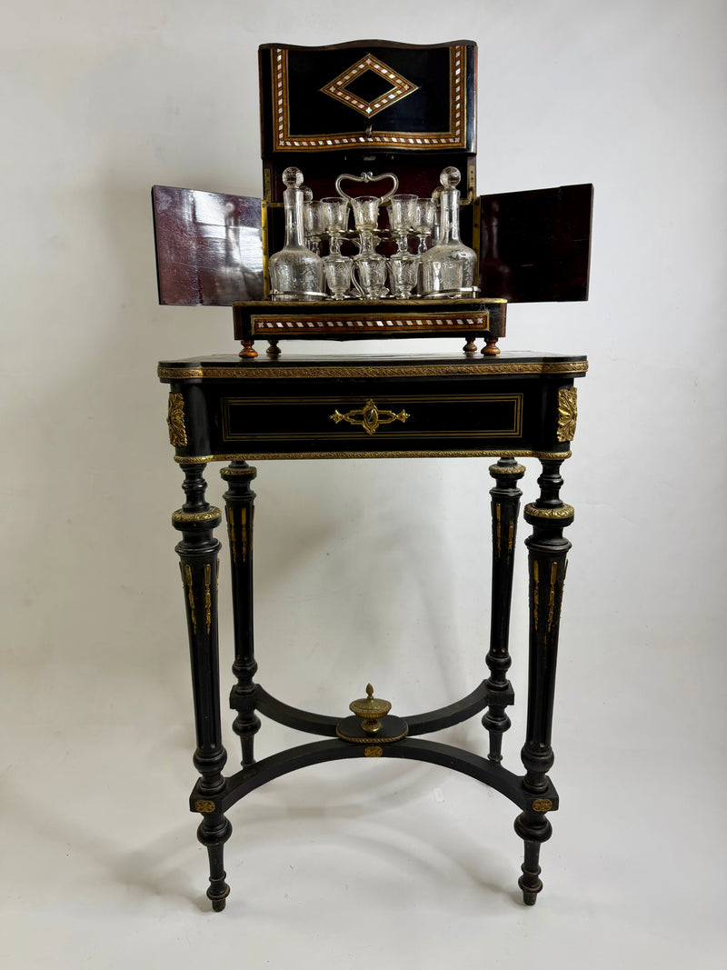 Un trésor impérial cave à liqueur Napoléon III signée Baccarat avec table apparat Chateau Français