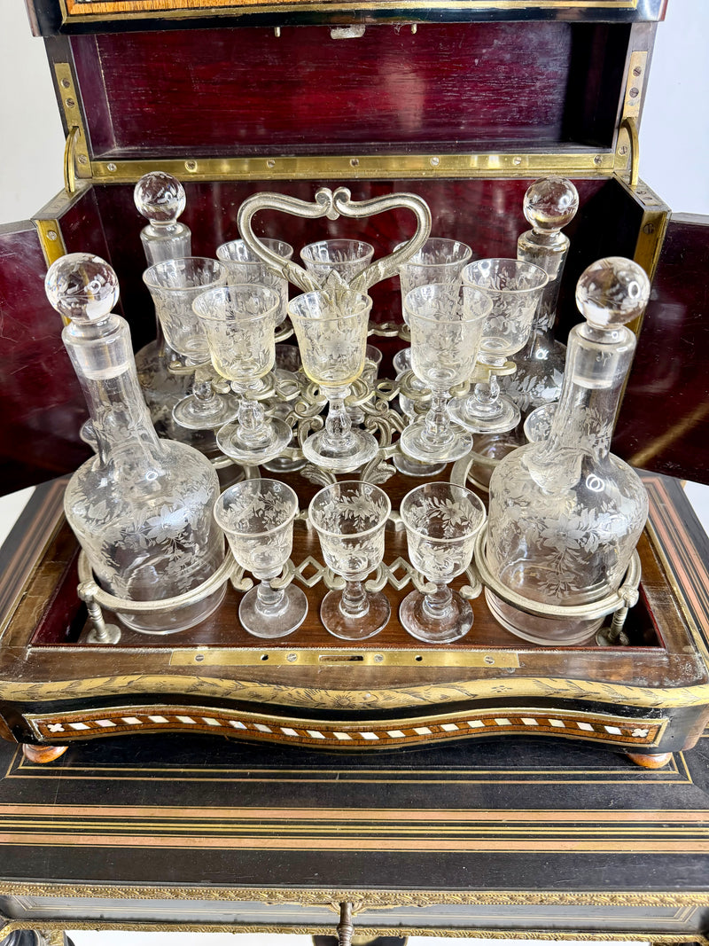 Un trésor impérial cave à liqueur Napoléon III signée Baccarat avec table apparat Chateau Français