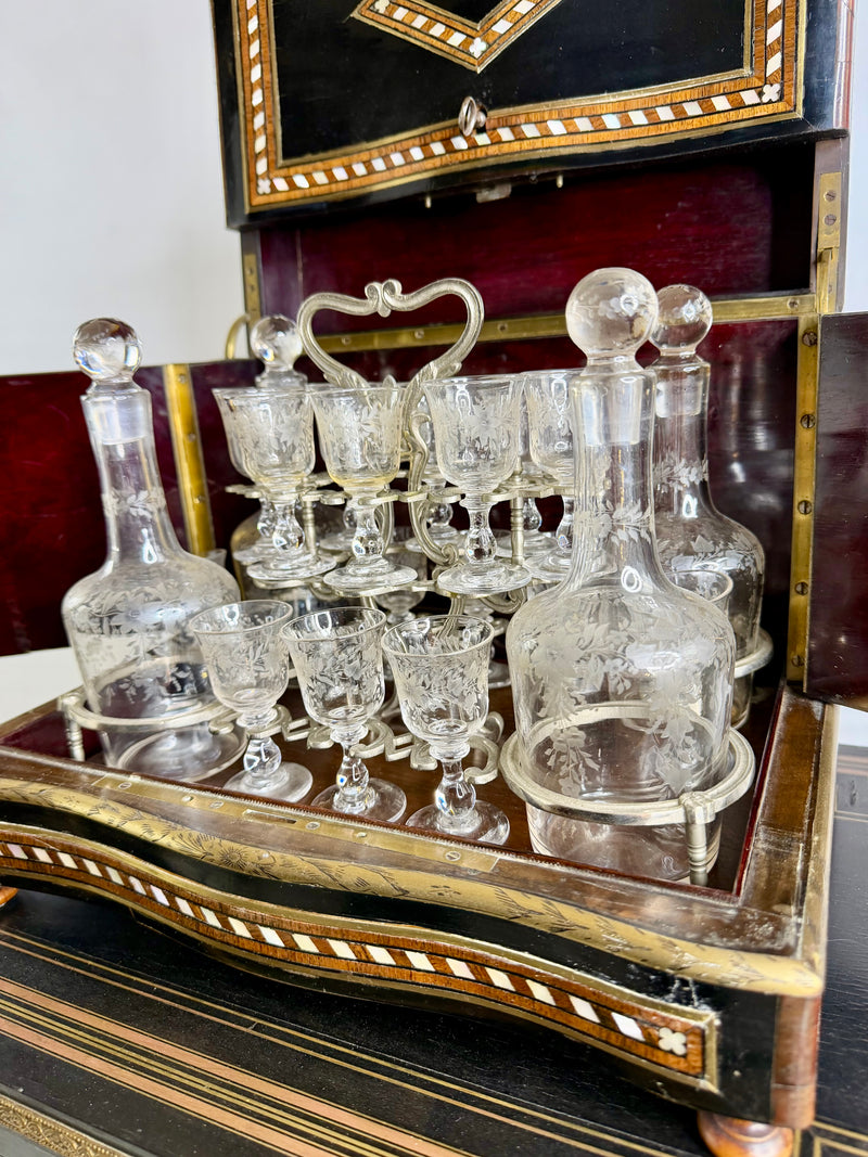 Un trésor impérial cave à liqueur Napoléon III signée Baccarat avec table apparat Chateau Français