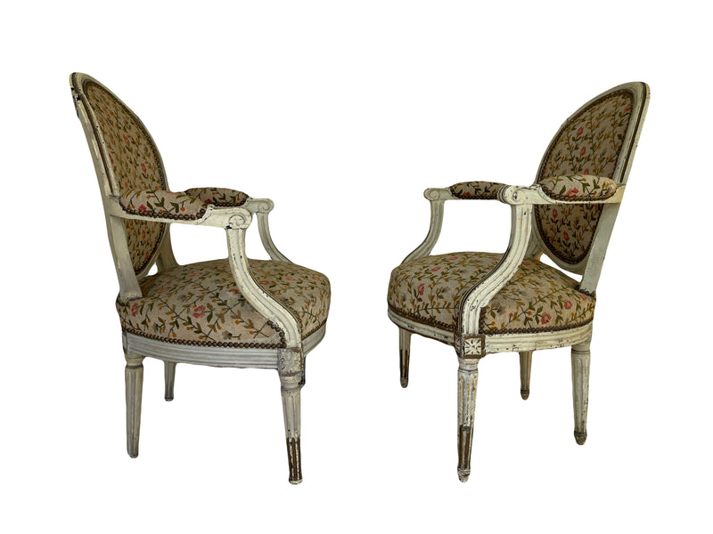 Paire de Fauteuils Époque Louis XVI en Bois Naturel Laqué Crème
