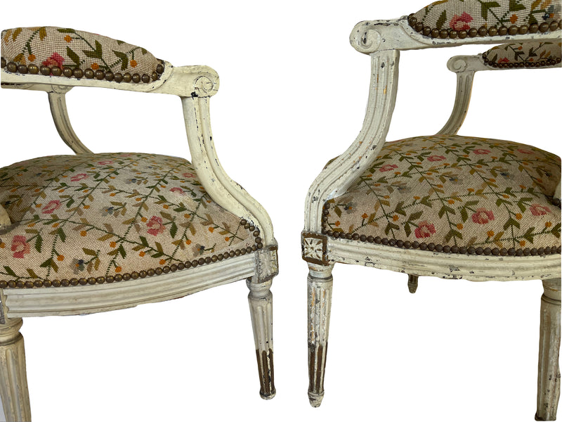 Paire de Fauteuils Époque Louis XVI en Bois Naturel Laqué Crème