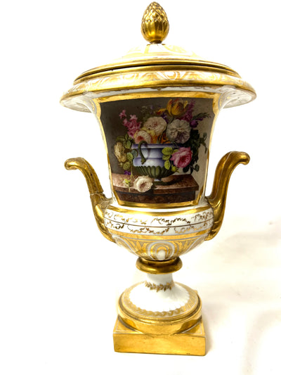 Paire de vases Medicis couverts cassolette en porcelaine de Paris vers 1830