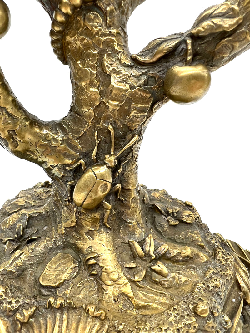 Statue de perroquets en porcelaine sur une branche en bronze doré