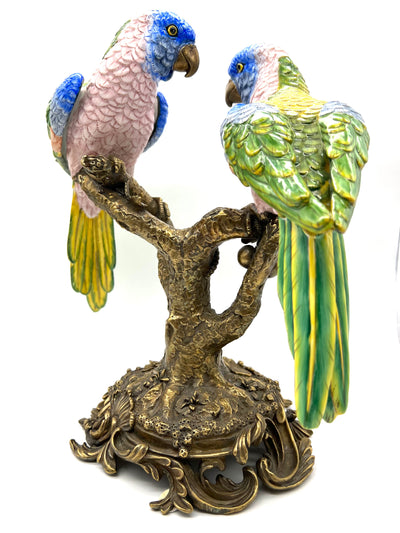 Statue de perroquets en porcelaine sur une branche en bronze doré