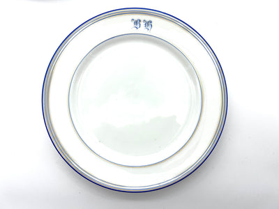 Assiette blanche et bleu avec monogramme B H