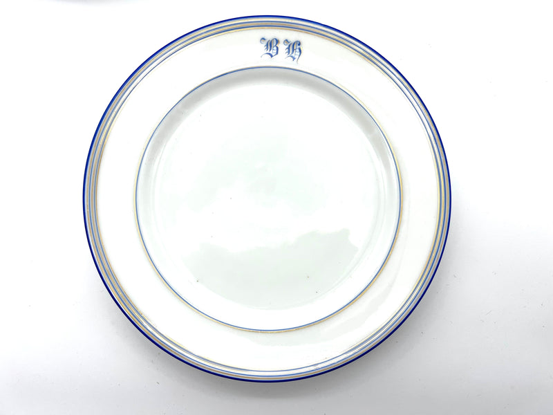 Assiette blanche et bleu avec monogramme B H