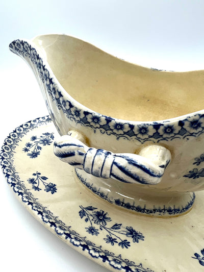 Saucière blanche et bleu en faience terre de fer Boch Frère model Astre