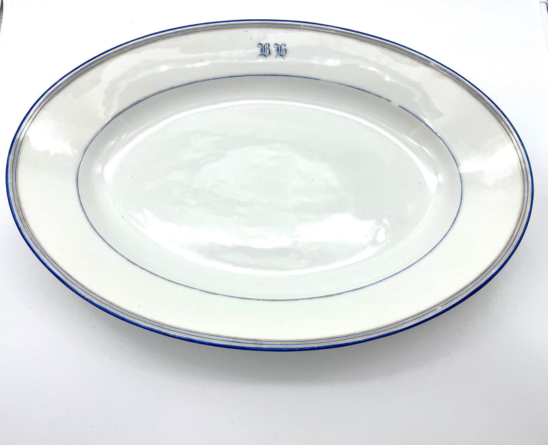 Grand plat oval monogrammé B Hen Faience blanche et bleu